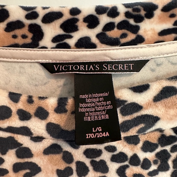 Victoria's Secret Velour Animal Print Sweatshirt Size Large - Picture 4 of 7